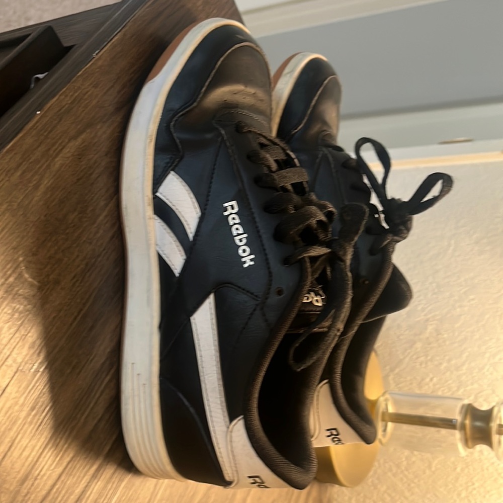 Men’s size 9 shoes Reebok Black and White